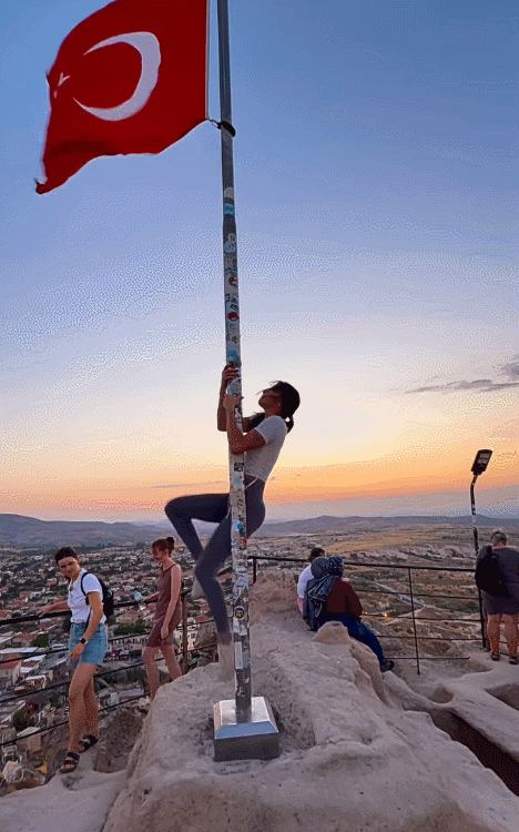 튀르키예 국기게양대에서 폴댄스를 추는 여성. 인스타그램 캡처