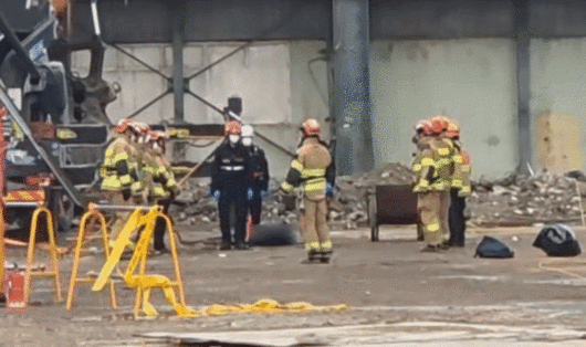 소방관들이 구조자 시신에 경례하는 모습. 울산소방본부 제공