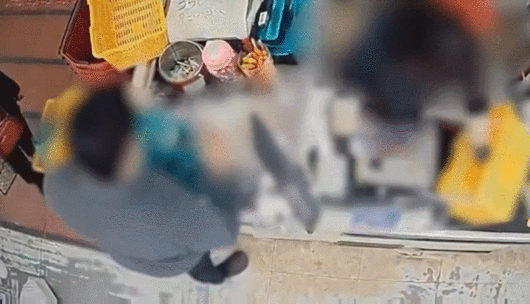 모텔 흉기난동 가해자가 범행 전 마트에 들러 흉기 등을 구입하는 영상. 경남경찰청 제공.