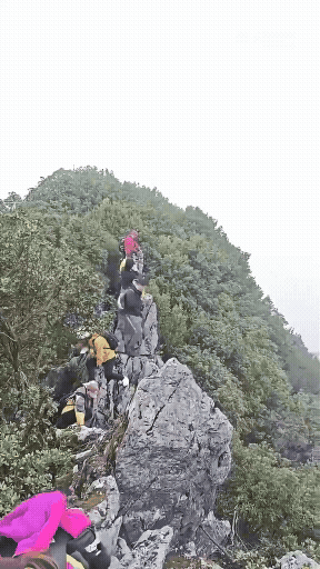 중국 화잉산에서 발생한 사고 장면. 셀카 촬영을 시도하던 관광객이 발을 디딘 바위가 무너지며 절벽 아래로 추락하는 순간. X 갈무리