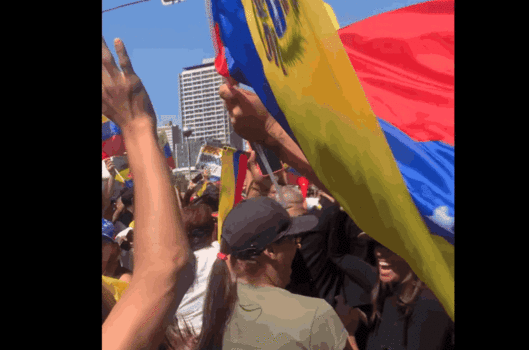 니콜라스 마두로 대통령이 체포되었다는 소식이 전해진 후, 베네수엘라 카라카스 도심 광장에 구름 인파가 모여 국기를 흔들며 축하하고 있다. 사진=@adriandunokingz