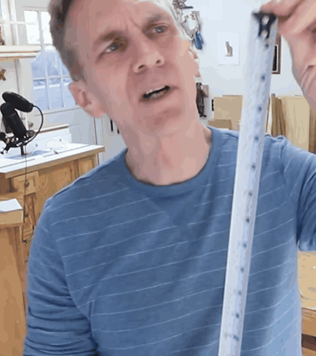 줄자 끝 후크가 1mm 폭으로 움직이는 것은 ‘트루 제로’ 설계로, 후크 두께에 따른 측정 오차를 자동으로 보정해 외경과 내경 모두 정확한 측정이 가능하다. 영상=유튜브 Steve Ramsey