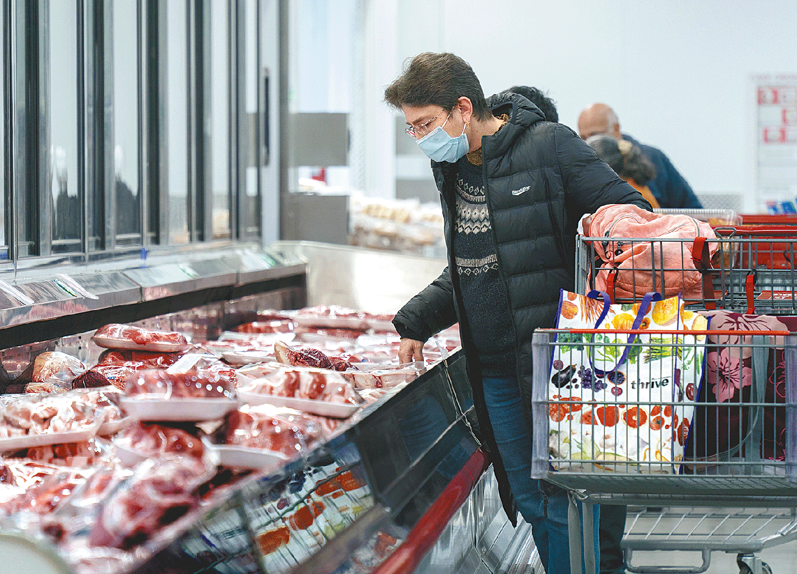 미국 캘리포니아주 샌프란시스코의 슈퍼마켓에서 시민들이 식료품 코너를 둘러보고 있다. 샌프란시스코=신화 뉴시스