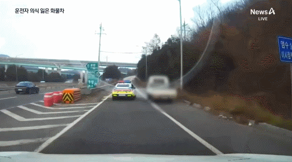 7일 오후 전남 순천시의 한 도로에서 경찰이 화물차를 일부러 들이받아 멈춰 세웠다. 채널A