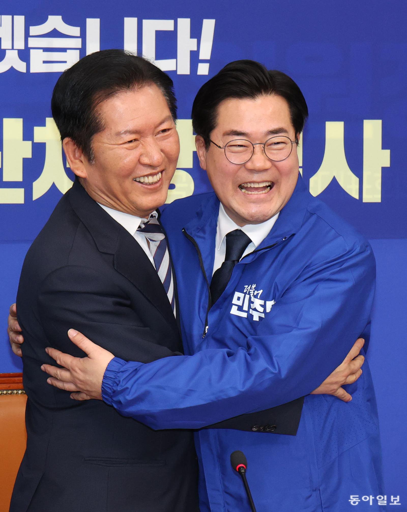 동아일보