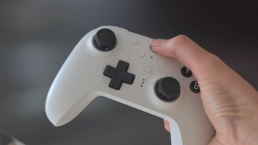 홈 버튼을 누르고 게임패드를 2번 정도 흔들어주면 스위치 2 본체가 깨어나기 때문에 스위치 2용 메인 컨트롤러로 사용하기에도 적합했다.