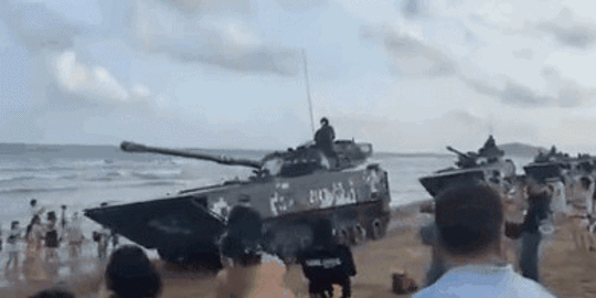 2일(현지시간) 오전 대만과 인접한 중국 해양도시인 푸젠성 샤먼의 한 해수욕장에 군용 장비를 실은 장갑차, 해군 함정, 탱크 여러 대가 나타나 피서객이 가득한 해변을 가로질러 지나갔다. 〈영상=트위터〉