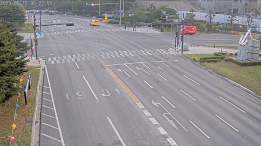 오늘(15일) 새벽 강원 동해시 인근 바다에서 올해 들어 가장 강한 세기인 규모 4.5의 지진이 발생했다. 동해시 천곡동 천곡사거리에 설치된 폐쇄회로(CC)TV에는 이때의 강한 흔들림이 고스란히 담겼다. 〈영상=동해시 제공〉