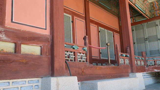 관람객이 많이 찾는 경복궁에서는 낙서를 흔히 발견할 수 있었다. 〈사진=이지현 기자〉