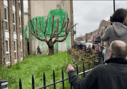 현지시간 18일 영국 런던의 한 건물 외벽에 '얼굴 없는 화가'로 유명한 그라피티 작가 뱅크시의 작품이 등장했다.〈영상=로이터통신〉