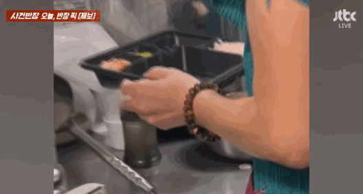 식당 주방에서 흡연하면서 음식을 포장하는 업주의 모습. 〈영상=JTBC '사건반장'〉