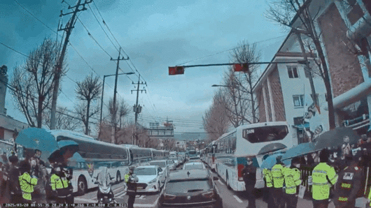 헌법재판소 건너편에서 헌재 쪽으로 날아가는 날달걀. 〈영상=서울 종로경찰서 제공〉