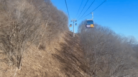 오늘(26일) 오전 고장이 나 멈춘 모나용평리조트 케이블카〈영상=시청자〉