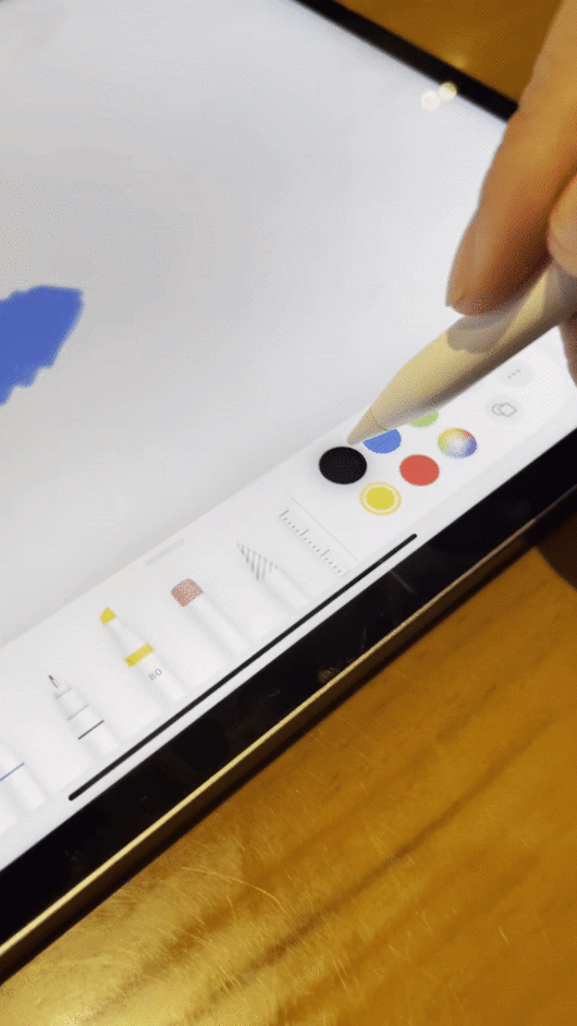 M2를 장착한 아이패드 프로에서는 호버 기능을 지원한다. 색상 선택 전에 미리 색상을 확인할 수 있다.