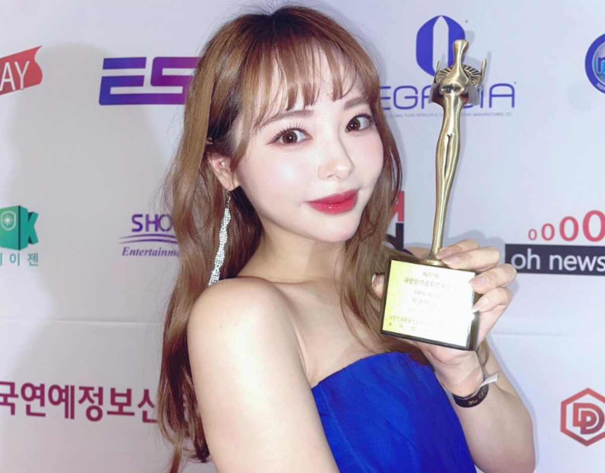 일본 성인배우, 한국서 예능상 수상…비난 쏟아져