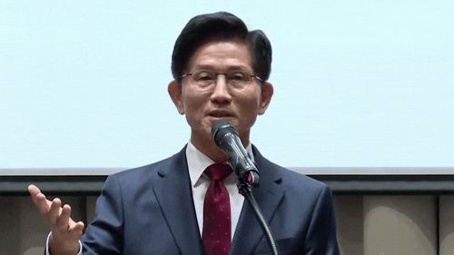 국민의힘 김문수 대선 후보가 19일 서울 중구 서울시청에서 열린 '약자와 동행하는 서울 토론회'에서 축사를 하고 있다. 그는 축사 도중 자신의 '단일화 러브콜'을 거절한 이준석 후보를 칭찬하며 재차 공개 구애를 했다.