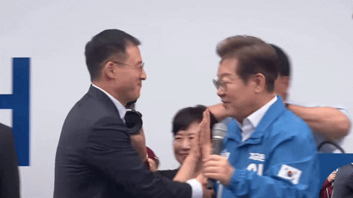 더불어민주당 이재명 대선 후보가 16일 전북 익산시 익산역 동부광장에서 열린 유세에서 국민의힘을 탈당한 김상욱 의원을 무대 위로 불러올렸다. 이 후보는 김 의원과 포옹을 한 뒤 광장에 모인 시민들에게 김 의원을 영입한 이유를 소개했다.