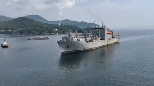 미국 해군 군수지원함인 ‘월리 쉬라’호의 함정 정비 전후 모습.