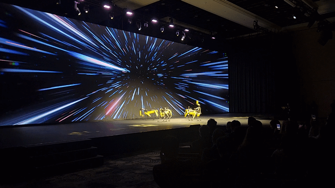 5일(현지시간) 미국 라스베가스 만달레이 베이 컨벤션 센터에서 연단에 오른 현대차그룹 보스턴다이내믹스의 로봇 ‘스팟’. 김채빈 기자 @chaebi