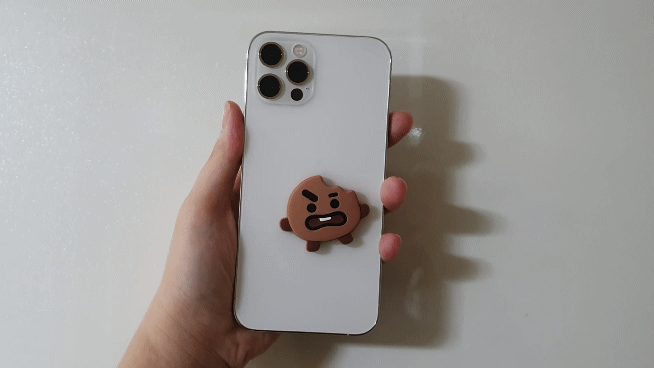 아이폰12 프로에는 맥세이프를 이한 자석이 내장돼 있어 마그넷을 붙이고 흔들어도 잘 떨어지지 않았다. /사진=백유진 기자