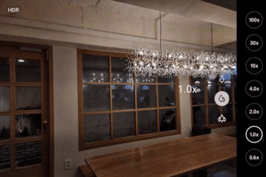 갤럭시S21 울트라로 카페 조명을 촬영하는 모습. /사진=백유진 기자