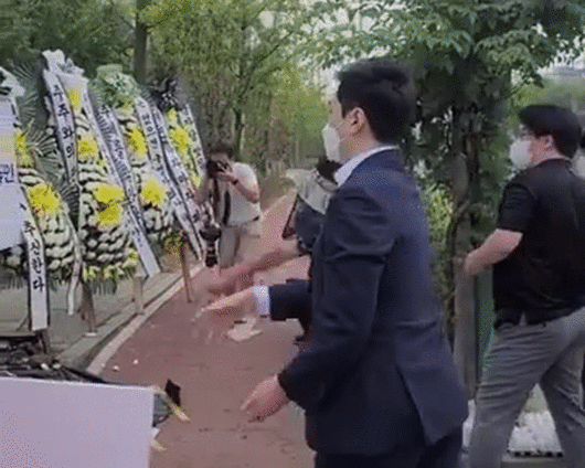 개인주주들이 계란 던지기 퍼포먼스를 하고 있다. /사진=두산인프라코어 소액주주모임 제공