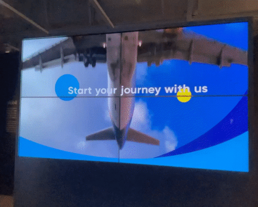 화면이 전환되면서 투명 OLED 뒤에 서 있는 사람들의 형체가 꽤 잘 보였다./사진=백유진 기자 byj@