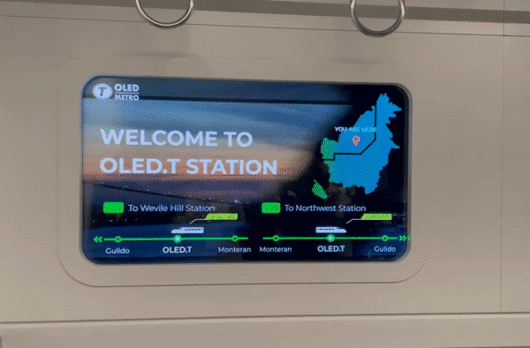 투명 OLED가 적용된 열차 승강기. 지나가는 풍경 위로 각종 정보와 광고가 함께 보였다./사진=백유진 기자 byj@