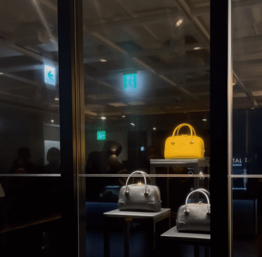 투명 OLED가 적용된 쇼케이스. 전시 제품과 투명 OLED 화면의 디자인이 자연스럽게 어우러졌다./사진=백유진 기자 byj@