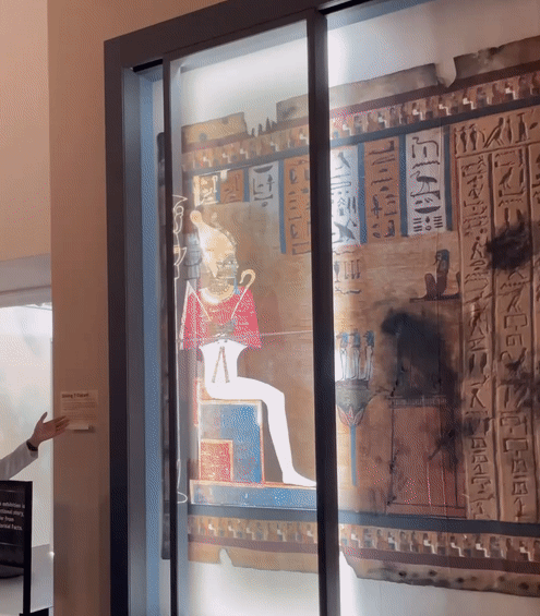 투명 OLED가 슬라이딩 되면서 훼손된 그림과 상형문자의 뜻을 보여줬다./사진=백유진 기자 byj@