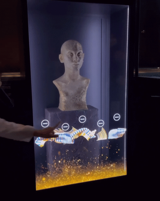 전시된 유물에 투명 OLED 화면이 더해져 투탕카멘의 황금가면이 완성됐다./사진=백유진 기자 byj@