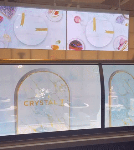 투명 OLED가 적용된 쇼케이스. 전시 제품과 투명 OLED 화면의 디자인이 자연스럽게 어우러졌다./사진=백유진 기자 byj@