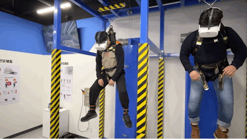 대전 서구 SK텔레콤 부사사옥에 문을 연 'SKT 패밀리 세이프 T 센터'에서 관람객이 안전벨트 추락 체험을 하고 있다./사진=비즈워치