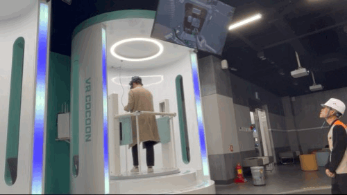 VR 코쿤에서 퓨즈를 점검하고 있다. /사진=비즈워치