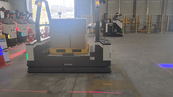 현대무벡스 청라R&D센터에서 AGV(자율주행 운반 로봇)이 사선으로 이동 중이다./사진=도다솔 기자