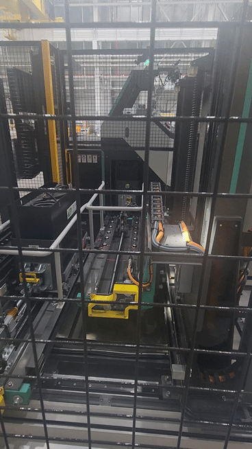 AGV(자율주행 운반 로봇)가 스스로 배터리를 교체 중인 모습./사진=도다솔 기자