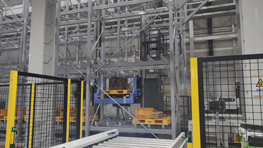 현대무벡스 청라R&D센터에서 스태커크레인(SRM)이 이송할 물건을 싣고 지정된 랙으로 이동 중인 모습./사진=도다솔 기자