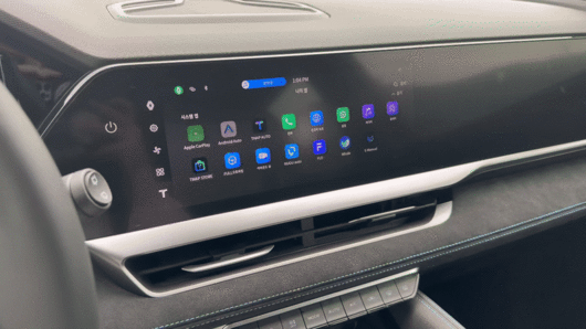 openR 파노라마 스크린은 운전석에서 조수석 화면이 보이지 않는 것이 특징이다./영상=백유진 기자 byj@