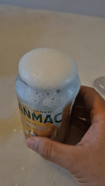 첫 잔은 넘쳐야 맛? 캔 온도가 12도 이상일 때 따면 거품이 넘쳐 흐른다./사진=김아름 기자 armijjang@