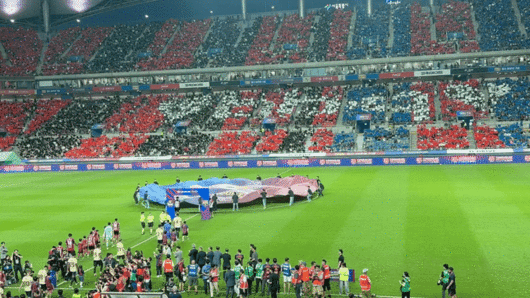 지난달 31일 FC바르셀로나와 FC서울의 친선경 시작 전 선수단이 입장하는 가운데 관중석에서 '♥BBQ♥'가 쓰인 카드섹션 이벤트가 열리고 있다. / 사진=정혜인 기자 hij@