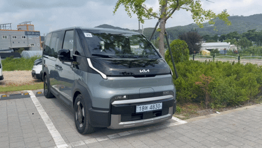 기아 PV5 패신저 모델./영상=백유진 기자 byj@