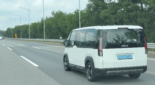 도로 주행 중인 기아 PV5 패신저 모델./영상=백유진 기자 byj@