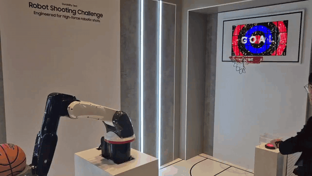 농구공을 던져도 내구도를 유지하는 삼성디스플레이 제품 모습. /사진=이경남 기자 lkn@