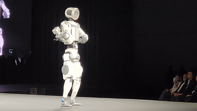 세계 최대 가전·정보기술 전시회 'CES 2026' 개막을 하루 앞둔 5일(현지시각) 미국 라스베이거스 만달레이베이에서 열린 현대차그룹 프레스 컨퍼런스에서 차세대 전동식 아틀라스가 무대에서 퍼포먼스를 펼치고 있다./영상=도다솔 기자