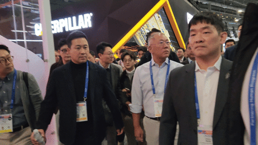 정의선(가운데) 현대차그룹 회장이 6일(현지시각) 미국 라스베이거스 컨벤션 센터에서 개막한 CES 2026을 방문했다./영상=도다솔 기자