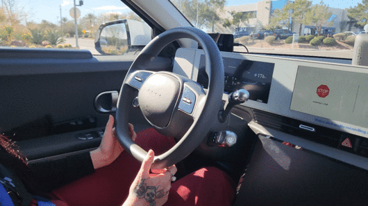 모셔널의 자율주행 로보택시가 우회전을 하는 모습./영상=도다솔 기자