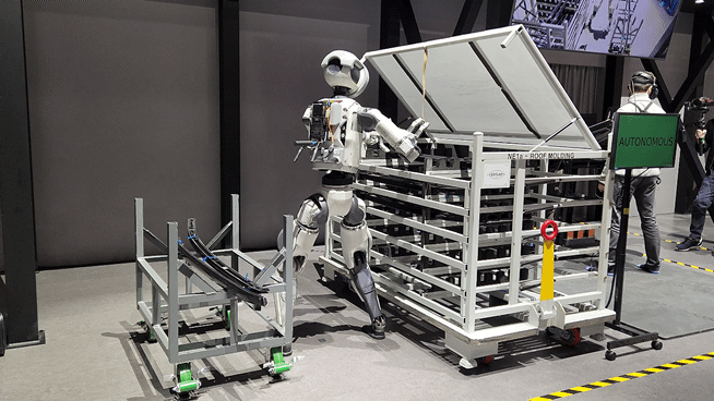 현대차그룹 산하 보스톤다이내믹스의 차세대 전동식 아틀라스 연구형 모델이 작업 시연 중이다./영상=도다솔 기자