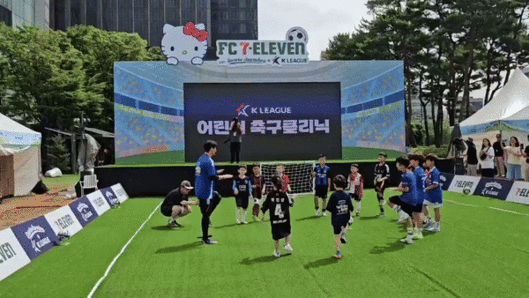 [서울=뉴시스] 이현주 기자=특히 이날 오전에는 박주호 전 국가대표가 방문해 어린이 축구 클리닉을 진행하기도 했다. 2024.07.19. juicy@newsis.com *재판매 및 DB 금지