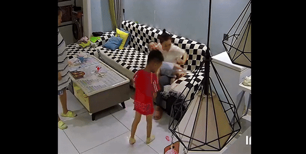 [서울=뉴시스] 중국의 한 가정집에서 수소가 담긴 풍선이 폭발해 어린아이가 화상을 입는 사고가 발생했다. (사진=大象新?) *재판매 및 DB 금지