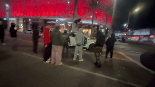 [서울=뉴시스] 2025년 1월 25일 새벽 미국 로스앤젤레스 베벌리 센터 인근 거리에서 자율주행 무인 택시 웨이모가 군중들에 의해 파손되고 있다.(사진=엑스 옛 트위터 갈무리) *재판매 및 DB 금지